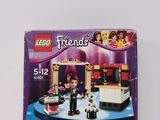 une boîte de sets Lego Friends posée sur une table