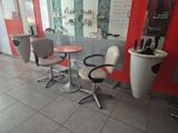 trois chaises et une table dans une pièce dont l'un des murs est rouge