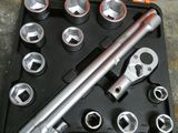 un jeu d'outils dans une boîte à outils contenant une clé