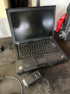 un ordinateur portable posé sur une table