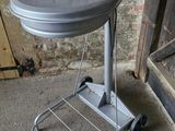 une petite table recouverte d'un couvercle, posée devant un mur de briques