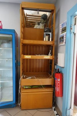 un réfrigérateur bleu et une étagère en bois dans une pièce