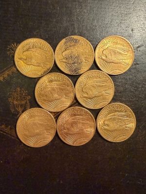 six pièces d'or empilées les unes sur les autres sur une table