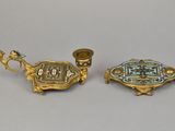 paire de bougeoirs anciens en laiton, ornés de motifs bleus et dorés