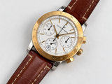 gros plan d'une montre sur une surface blanche