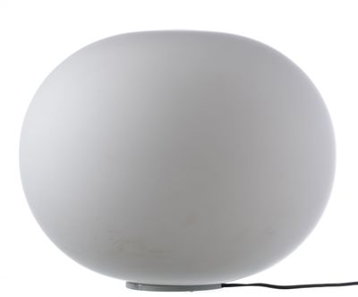 une lampe blanche posée sur une table
