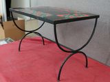 une table recouverte d'une nappe rouge