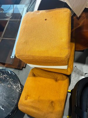 Suite de poufs cubiques en tissu texturé jaune orangé, base …