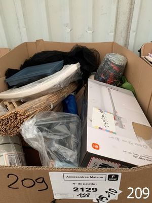une boîte en carton remplie d'objets hétéroclites