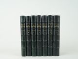 une pile de cinq livres noirs empilés les uns sur les autres