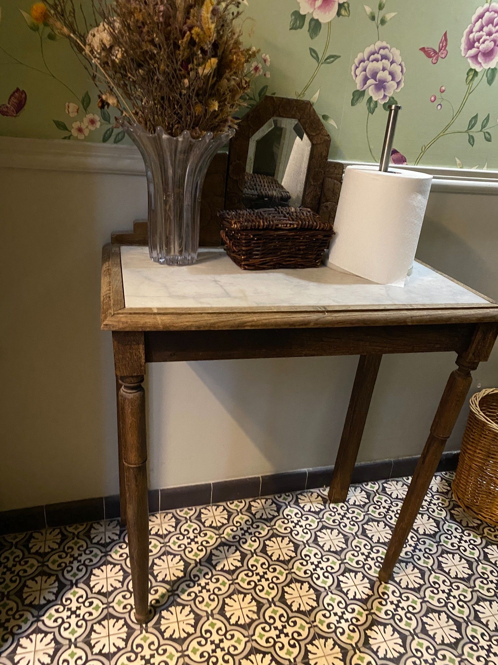 Petite coiffeuse en bois naturel, le dosseret sculpté de ros…