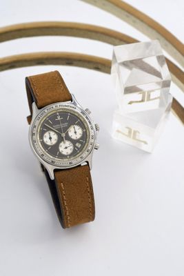 une montre posée sur une table à côté d'un cristal