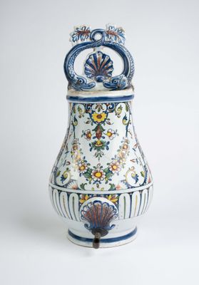 un vase bleu et blanc posé sur une surface blanche
