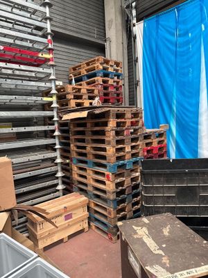 une grande pile de palettes et de cartons dans un entrepôt