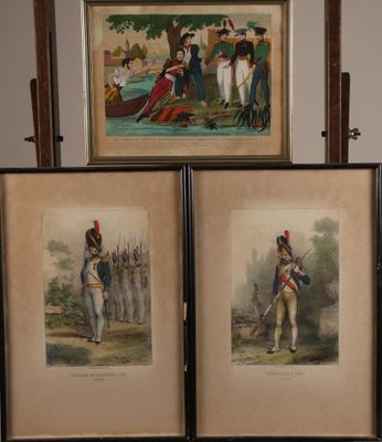 deux photos encadrées représentant des soldats en uniforme, exposées dans une pièce