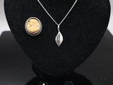 un collier, des boucles d'oreilles et une broche exposés dans une vitrine
