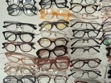 de nombreuses paires de lunettes exposées sur une table