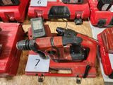 de nombreux types d'outils différents exposés dans un magasin