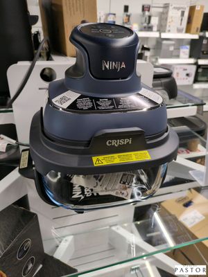 une machine bleue posée sur une étagère en verre
