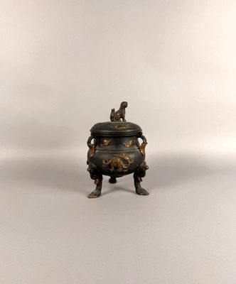 un brûle-parfum ancien en bronze surmonté d'un singe