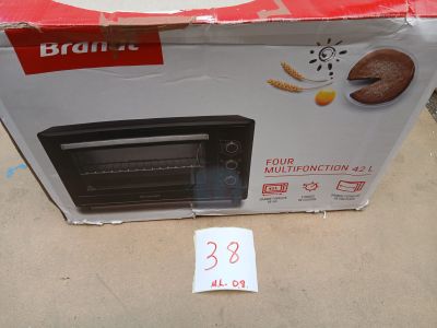 une boîte contenant un four grille-pain