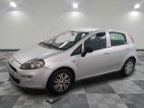 la photo d'une petite voiture blanche garée dans un garage