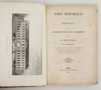 un livre ouvert sur lequel figure le dessin d'un grand immeuble