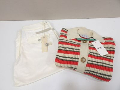 un pantalon blanc et un pull rayé rouge et noir