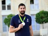 un homme qui tient une médaille dans la main
