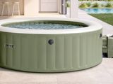 un jacuzzi gonflable installé sur une terrasse à côté d'une piscine