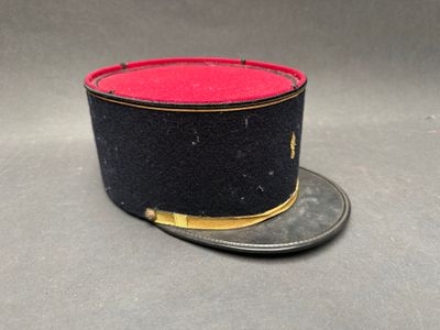 un chapeau noir orné d'un ruban rouge sur le dessus