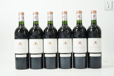 six bouteilles de vin alignées sur une table