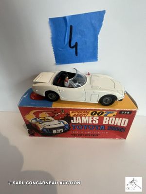 une voiture jouet posée sur une boîte