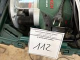 une boîte contenant une perceuse et d'autres outils