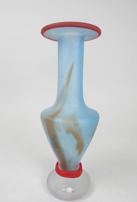 KOSTA BODA. Vase sur piédouche en pâte de verre teintée bleu…