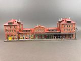 une image représentant la maquette d'une gare au toit rouge