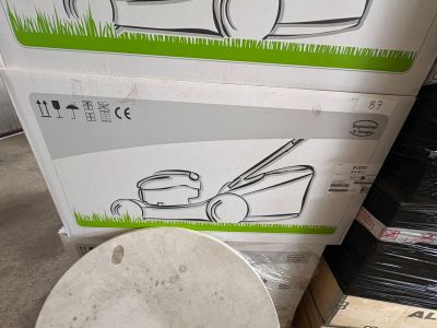 une boîte sur laquelle est représentée une tondeuse à gazon et une boîte sur laquelle est représentée une tondeuse à gazon