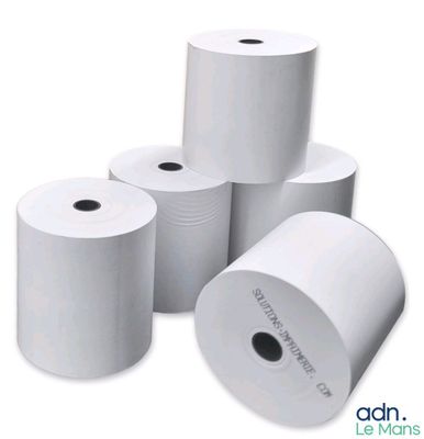 plusieurs rouleaux de papier blanc sont empilés les uns sur les autres