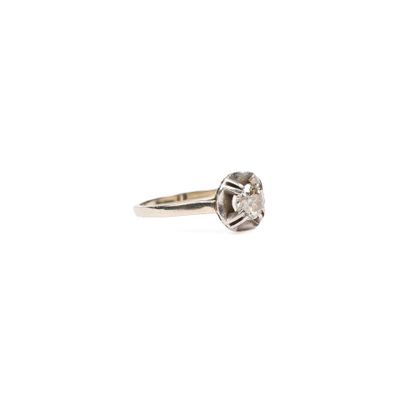 gros plan d'une bague en diamant sur fond blanc