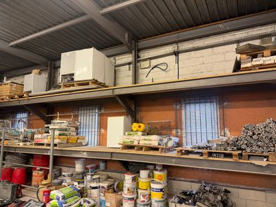 une pièce remplie de différents types d'outils