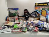 de nombreux objets posés sur le comptoir dans la pièce