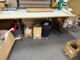 un bureau sur lequel s'empilent de nombreuses boîtes