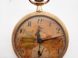 une montre de poche en or sur laquelle est représenté un homme