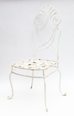 chaise en métal blanc sur fond blanc avec un fond blanc