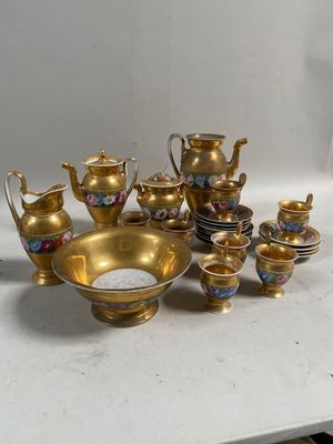 de nombreux objets en or et en argent de toutes sortes sur la table