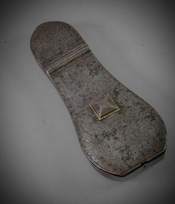 un snowboard posé sur une table