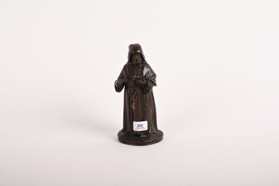 figurine représentant un moine tenant une bouteille de vin sur fond blanc