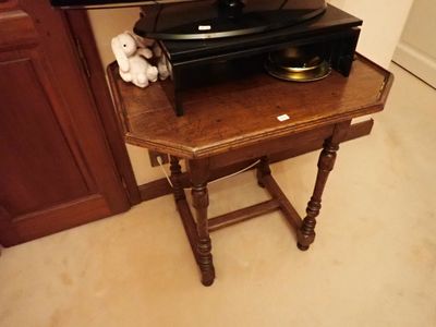 une petite table en bois sur laquelle est posé un tourne-disque