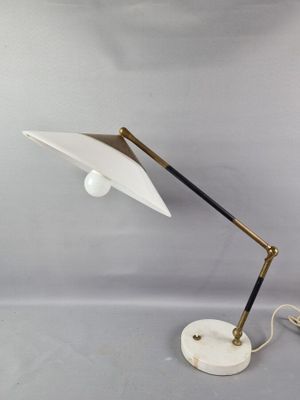 une image représentant une lampe de table blanche avec un pied noir et un abat-jour blanc
