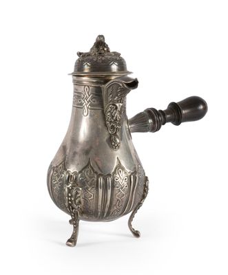 une cafetière ancienne en argent avec une poignée en bois sur fond blanc